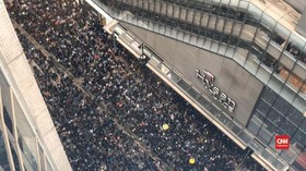 VIDEO: Hari Pertama 2020, Hong Kong Dibanjiri Pengunjuk Rasa