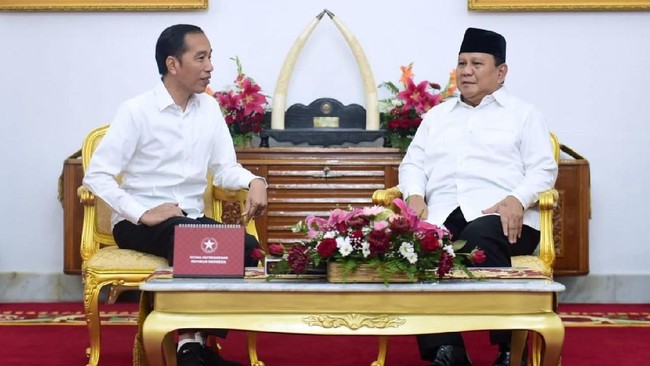 Jokowi juga mengingatkan Prabowo dan Gibran terkait pentingnya persatuan bangsa terutama dalam menghadapi dampak situasi ekonomi-politik global