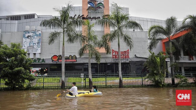 Pengusaha pusat perbelanjaan meminta pengurangan pajak kepada Pemprov DKI Jakarta sebagai kompensasi kerugian atas banjir di awal tahun.