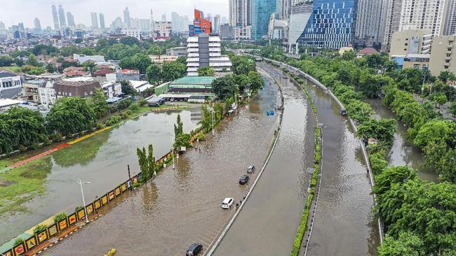 Banjir Jakarta Hambat Pengiriman Barang Banjir Jakarta Hambat Pengiriman Barang