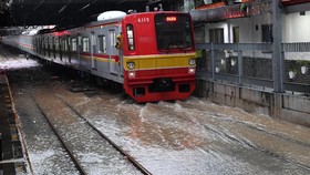 Banjir Jakarta, Perjalanan KA dan KRL Jakarta Alami Gangguan