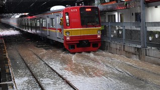 Banjir Jakarta, Perjalanan KA dan KRL Jakarta Alami Gangguan