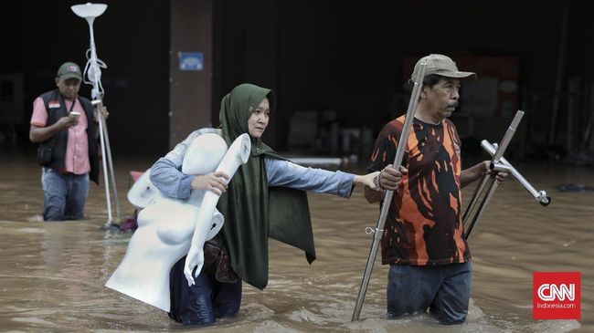 Banjir melanda Jakarta. Selain waspada dengan banjir, Anda juga harus waspada dengan penyakit yang mungkin muncul setelahnya.