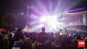 Keriuhan Malam Tahun Baru Ubah Jalanan Jadi Panggung Musik