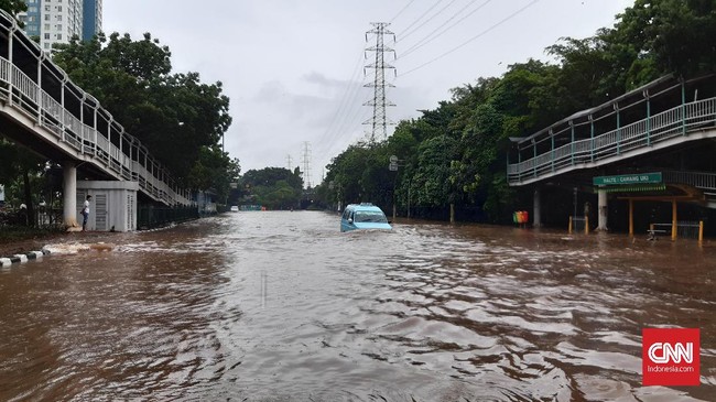 Lima koridor Transjakarta berhenti beroperasi karena banjir Jakarta, lima lainnya beroperasi normal. Sementara tiga koridor rutenya diperpendek.