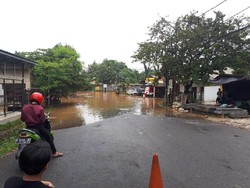 Kali Dekat Universitas Terbuka Meluap, Lalin ke Pamulang Dialihkan
