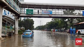Banjir Buat Lalu Lintas Cawang Lumpuh