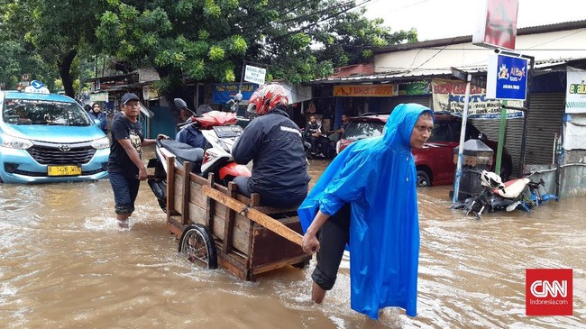Air disebut belum surut dari landasan pacu Bandara Halim Perdana Kusuma, sementara permukiman warga di sekitar area itu pun ikut tergenang.