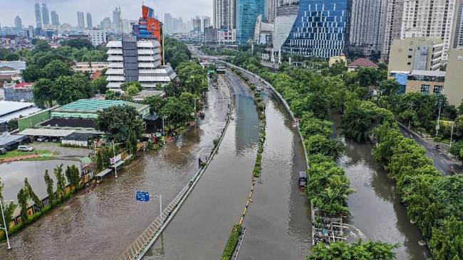 Penggratisan jalan tol dalam kota akibat banjir Jakarta dilakukan mulai Rabu (1/1) pukul 18.00 WIB hingga Kamis (2/1) pukul 12.00 WIB.