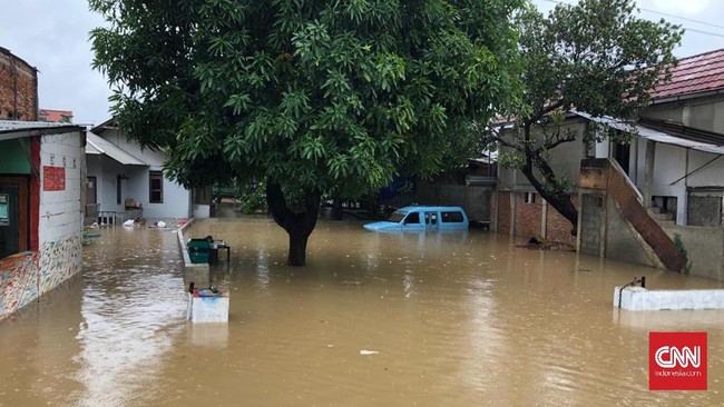 Sejumlah titik di Bidara Cina, Jatinegara, Jakarta Timur, ikut terendam banjir hingga satu meter usai hujan deras sejak kemarin sore.