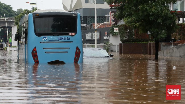 PT Transportasi Jakarta memutuskan untuk menutup operasi Bus Transjakarta Koridor Harmoni-Kalideres karena banjir.