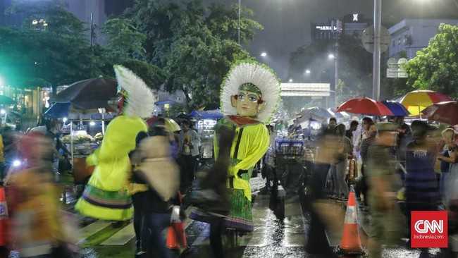 Pemprov DKI tetap menyiagakan hingga 1.000 petugas kebersihan meski meniadakan dan melarang perayaan malam tahun baru demi mencegah penularan Covid-19.