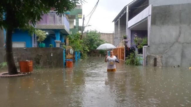 Aktivitas warga Cakung Timur, Jakarta, hingga Rabu (1/1) ini lumpuh akibat banjir yang melanda tak kunjung surut.