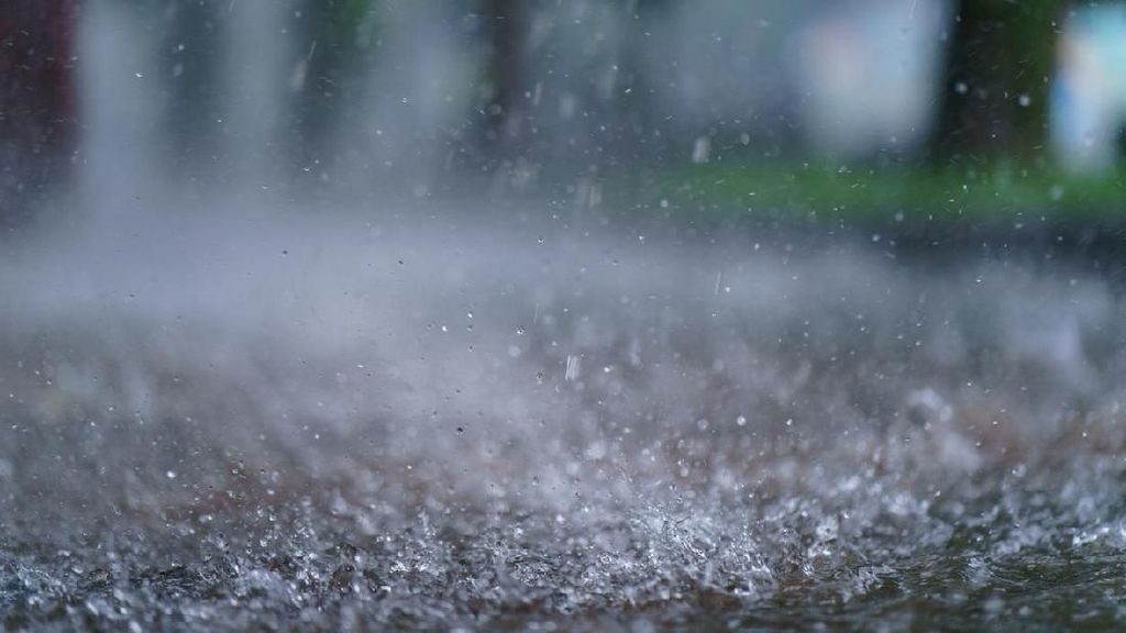 Hujan Deras Picu Banjir Luapan Kali Krukut Rendam 12 RT di Jakarta Selatan