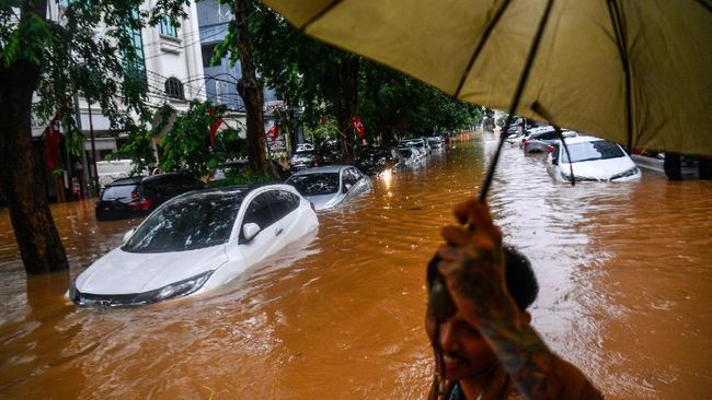 Mengatasi Mesin Mobil yang Terendam Banjir