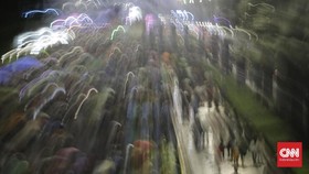 Warga Ramaikan Simpang Lima Semarang, Aparat Persilakan dengan Prokes