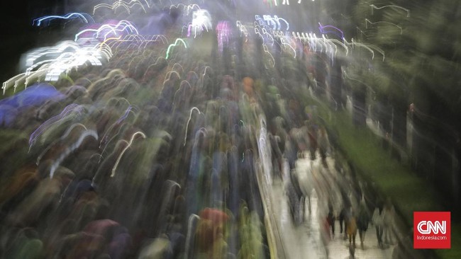 Warga tetap mendatangi Simpang Lima Semarang di malam Tahun Baru 2022 meski dijaga ketat aparat.