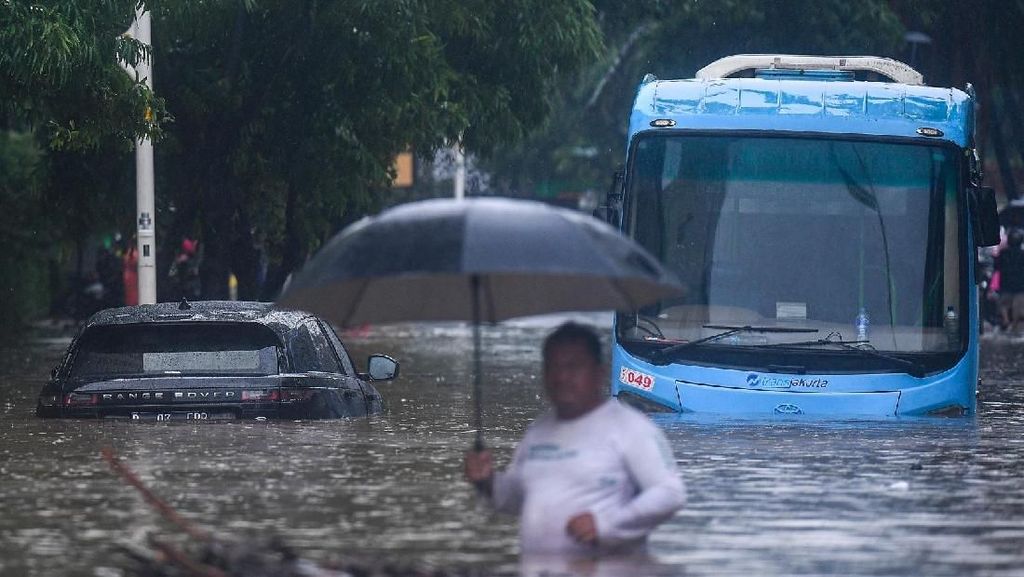 Banjir Rendam Jalan Pademangan, Transjakarta Pangkas Rute Perjalanan