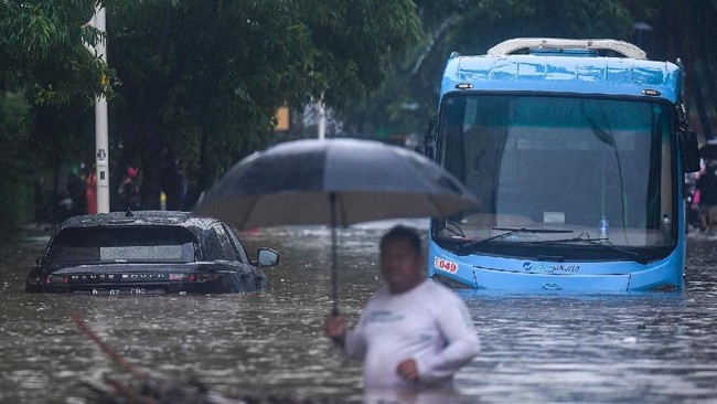 Hujan dan banjir yang melanda Jakarta sejak Jumat pagi, (24/1) membuat Transjakarta melakukan memberhentikan dan pengalihan rute. Berikut daftar lengkapnya.