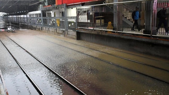 PT Kereta Api Indonesia KAI menyebut pada 2021 terdapat 243 titik perlintasan kereta di Jawa dan Sumatra yang rawan banjir, longsor dan amblas.