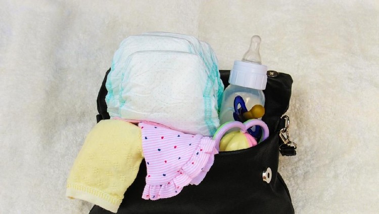 Bunda dan keluarga termasuk yang harus segera mengungsi karena rumah banjir? Agar tak panik, simak perlengkapan bayi dan anak yang harus dibawa saat mengungsi.