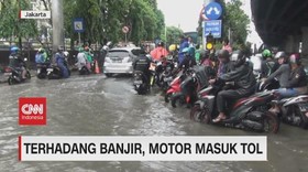 VIDEO: Terhadang Banjir, Motor Masuk Tol