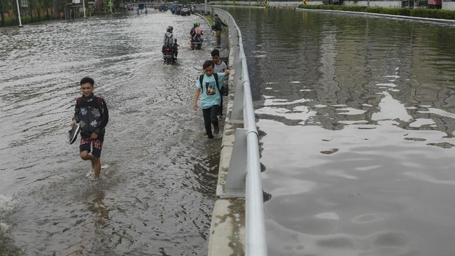Dua dari lima warga yang hilang saat banjir bandang di Kabupaten Labuhanbatu Utara, Sumut ditemukan dalam kondisi sudah tak bernyawa.