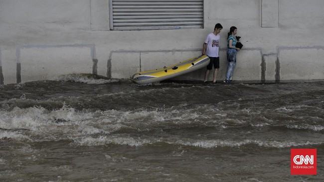 Banjir di Ciputat, Tangerang Selatan, turut menimpa apartemen Green Lake View. Penghuni apartemen mengungsi karena listrik mati.