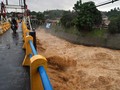 Warga Korban Banjir Kali Ciliwung Mengungsi ke Kampus Binawan
