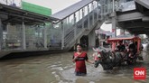 FOTO : Banjir Awal Tahun di Jakarta Awal tahun 2020 menjadi hal yang muram bagi warga DKI Jakarta dan sekitarnya akibat meluasnya banjir sebab curah hujan yang tinggi.