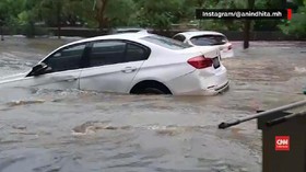VIDEO: Mobil-mobil Hanyut Terbawa Arus Deras Banjir
