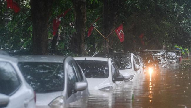 Hitung-hitungan Biaya Perawatan Mobil Korban Banjir Jakarta