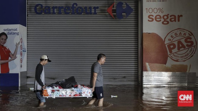 Pengusaha ritel mengaku kerugian materiil akibat banjir yang melanda Jabodetabek pada awal tahun ini mendekati Rp1 triliun.