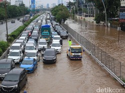 Ada Genangan di KM 24, Tol Cibitung Arah Jakarta Macet