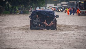 Penyebab Siaga Banjir Jakarta Hari Ini dan Besok
