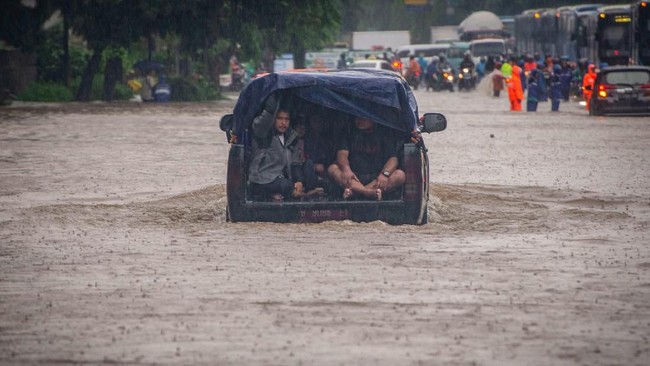 BMKG membeberkan penyebab siaga banjir hari ini dan besok jelang perayaan Imlek 2020.