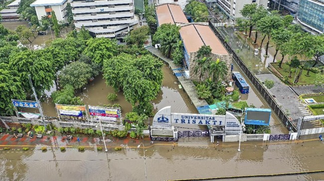Posko banjir Jakarta mencatat jumlah pengungsi banjir di seluruh wilayah DKI Jakarta mencapai angka 31.232 orang.