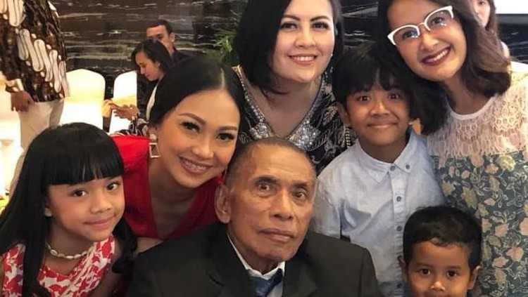 Produser Chris Pattikawa meninggal dunia hari ini. Chris Pattikawa merupakan orang yang mempelopori lahirnya kelompok musik AB Three atau sekarang disebut Be3.