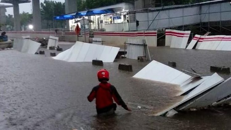 Bagi Bunda & keluarga yang saat ini terkena banjir atau berisiko terdampak banjir, bisa cek akun Twitter dan aplikasi berikut untuk memantau banjir di Jakarta.