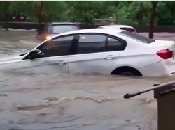 BMW Hanyut Diseret Banjir, Kok Bisa?