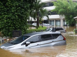 Layanan Derek Gratis untuk Mobil Korban Banjir