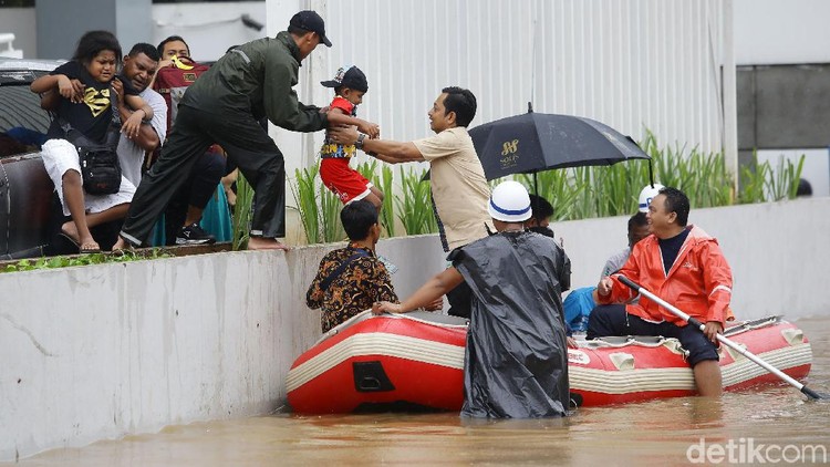 Banjir masih melanda wilayah Jabodetabek hingga Rabu sore. Bagi Bunda yang terdampak banjir bisa catat nomor telepon untuk evakuasi dan bantuan berikut ini.