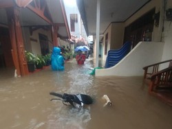 Banjir Terjadi di Jatipadang Jaksel, 8 RT Terdampak