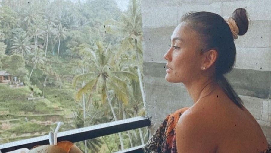 Agne Mo liburan di Bali