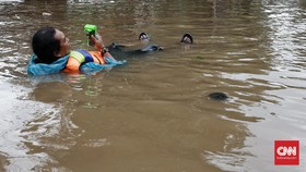 Pasukan Gegana Turunkan Mobil Dapur Umum Bantu Korban Banjir
