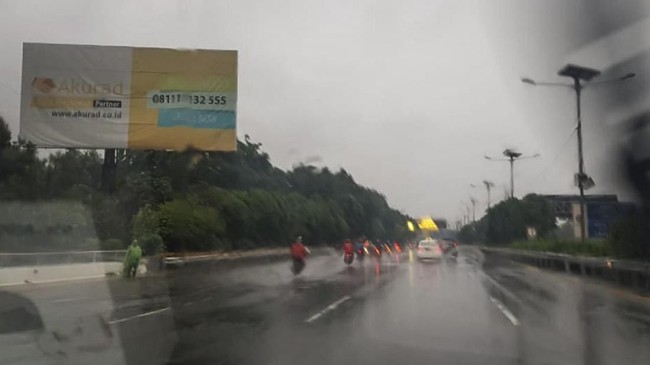 Pengendara sepeda motor diizinkan melintas di ruas tol Bintara-Tanjung Priok akibat banjir yang melanda wilayah Bintara, dan wilayah Bekasi lainnya.