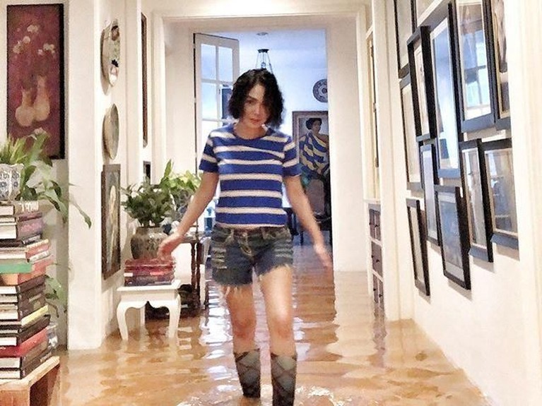 Sambut Tahun Baru 2020, Rumah 6 Artis Ini Kebanjiran Apa jadinya jika sambut Tahun Baru 2020, rumah 6 artis ini kebanjiran karena hujan yang tak kunjung berhenti versi Insertlive.