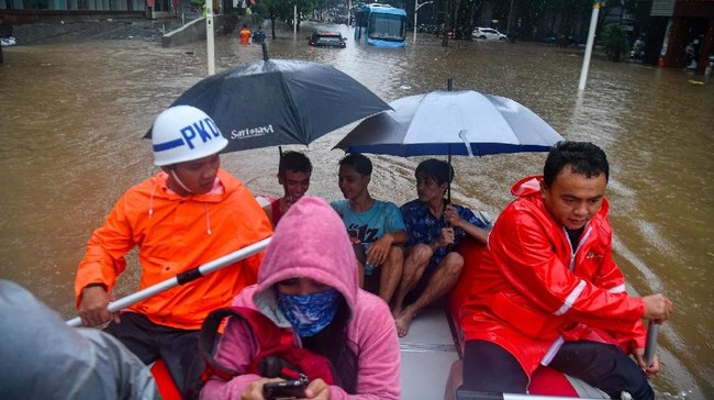 Berikut daftar posko dan nomor telepon penting yang dapat dihubungi saat banjir di Jakarta dan sekitarnya, yang dihimpun CNNIndonesia.com