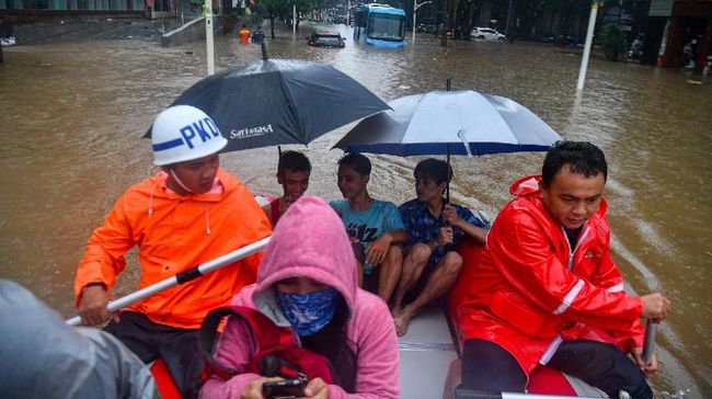 Berikut daftar posko dan nomor telepon penting yang dapat dihubungi saat banjir di Jakarta dan sekitarnya, yang dihimpun CNNIndonesia.com