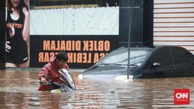 APM Bantu Kendaraan yang Terkena Banjir Jakarta
